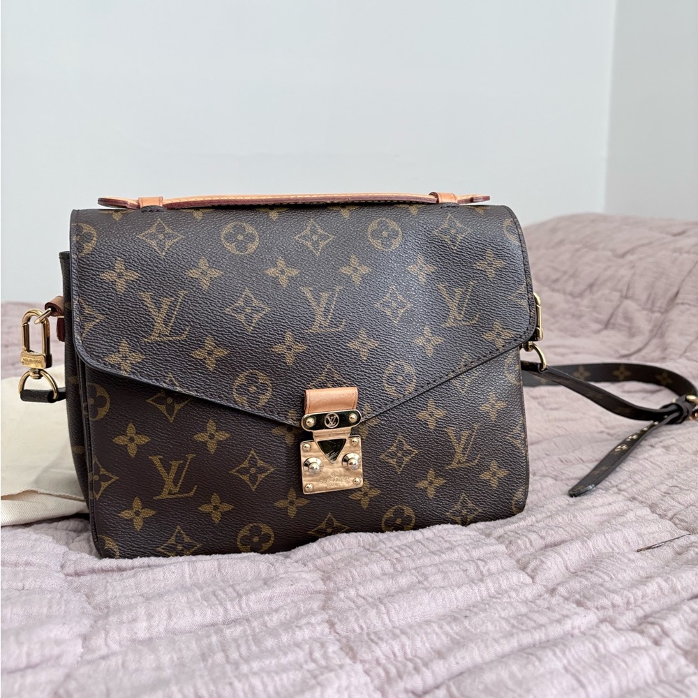 Louis Vuitton Pochette Métis Monogram Crossbody Bag